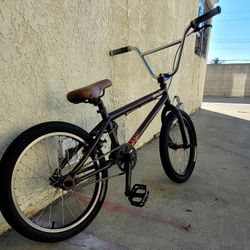 USED 20 INCHES  SPECIALIZED  BMX  BRAND  NEW GRIPS  NEW BRAKES  ALSO  NEW BARS  BIKE IS USED NORMAL WEAR  HABLO ESPAÑOL  