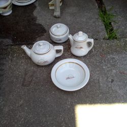 Train  Tea Pots