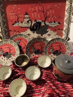 Awesome 1950s Pink swan tin Tea Set. Great condition for the age & item. Has all the following: 1 tray 13”L x 9”W. 1 tea pot with lid 4 5 1/4” dis