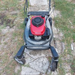 Honda HRZ 216 Quadra Cut Self Propelled Lawn Mower 