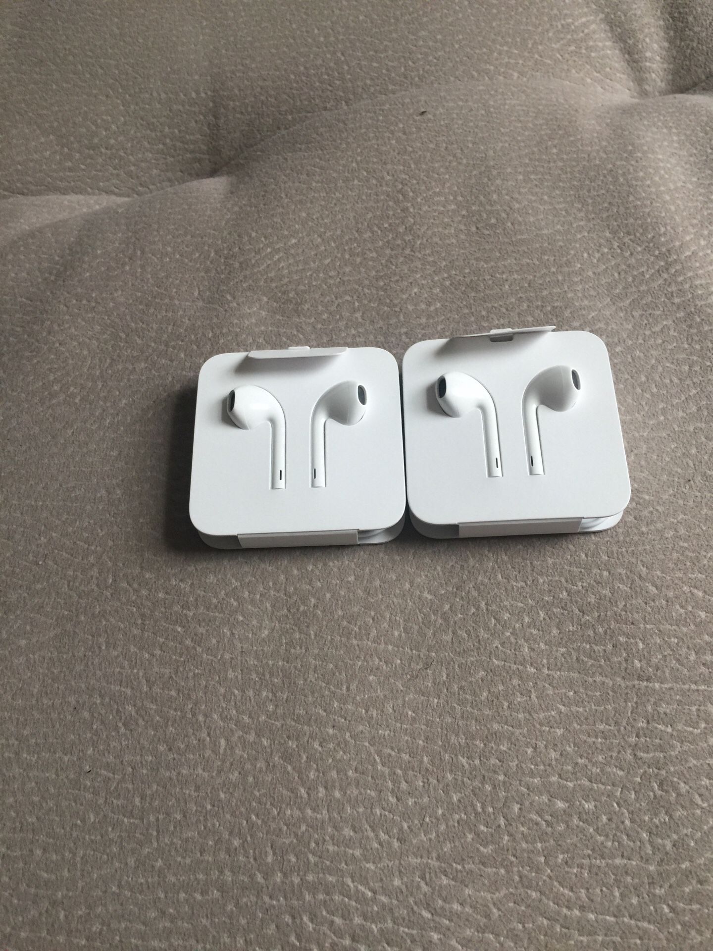 iPhone headphones came with the 8 plus