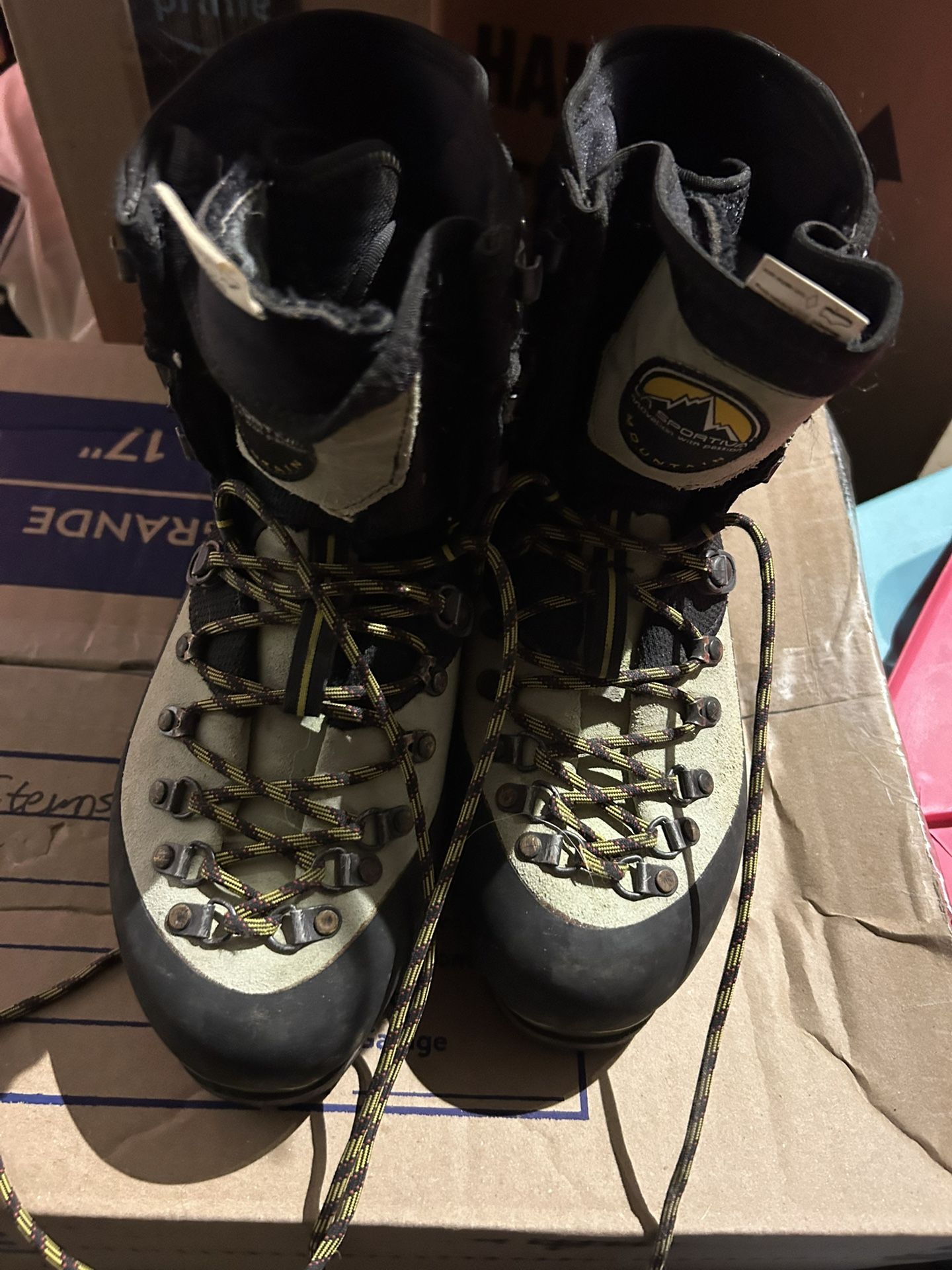 La Sportiva unisex Mountaineering boots