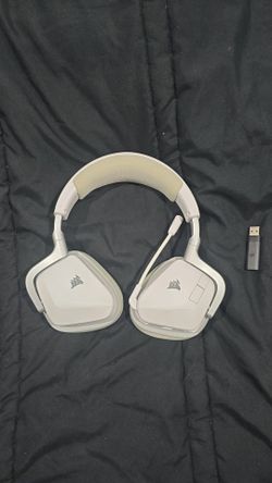 White headset wit charger