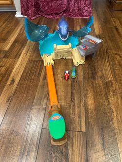 Hot Wheels City Shark Beach Battle Play set with2 Toy Cars-Connects with other Hot Wheels City Play sets