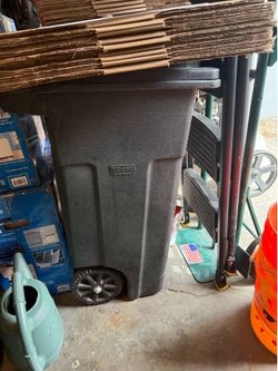32 Gal Trash Bin Toter