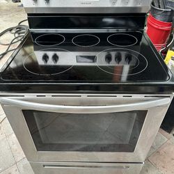 Electric stainless steel Frigidaire stove (2024)