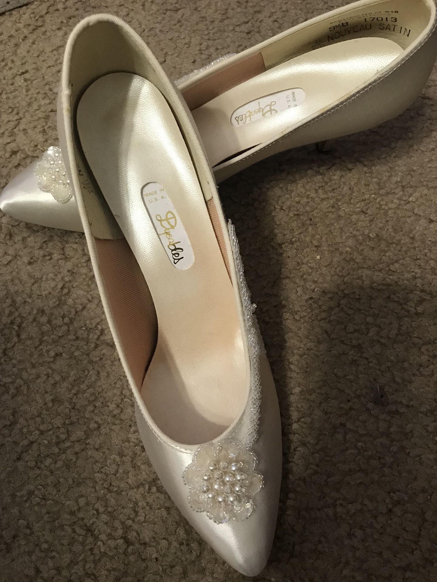 Never worn Wedding Shoe Size 9 1/2