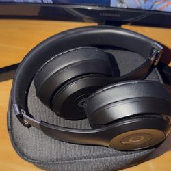 Beats Solo 4 only used 5 time great condition