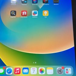 Apple ipad 5th gen 32 gb like new 