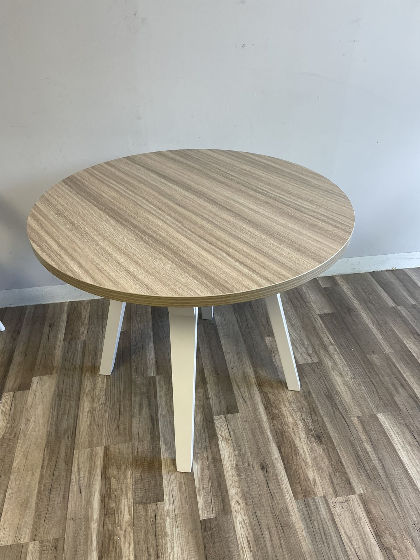 Round dining table Final Markdown