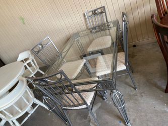 dinnig table 4 chairs