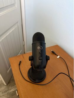 Blue Microphone Yeti Professional Multi-Pattern USB Condenser Microphone - Blackout