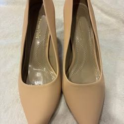 NEW Dream Pairs Nude Pumps – Size 8.5 – $30 OBO