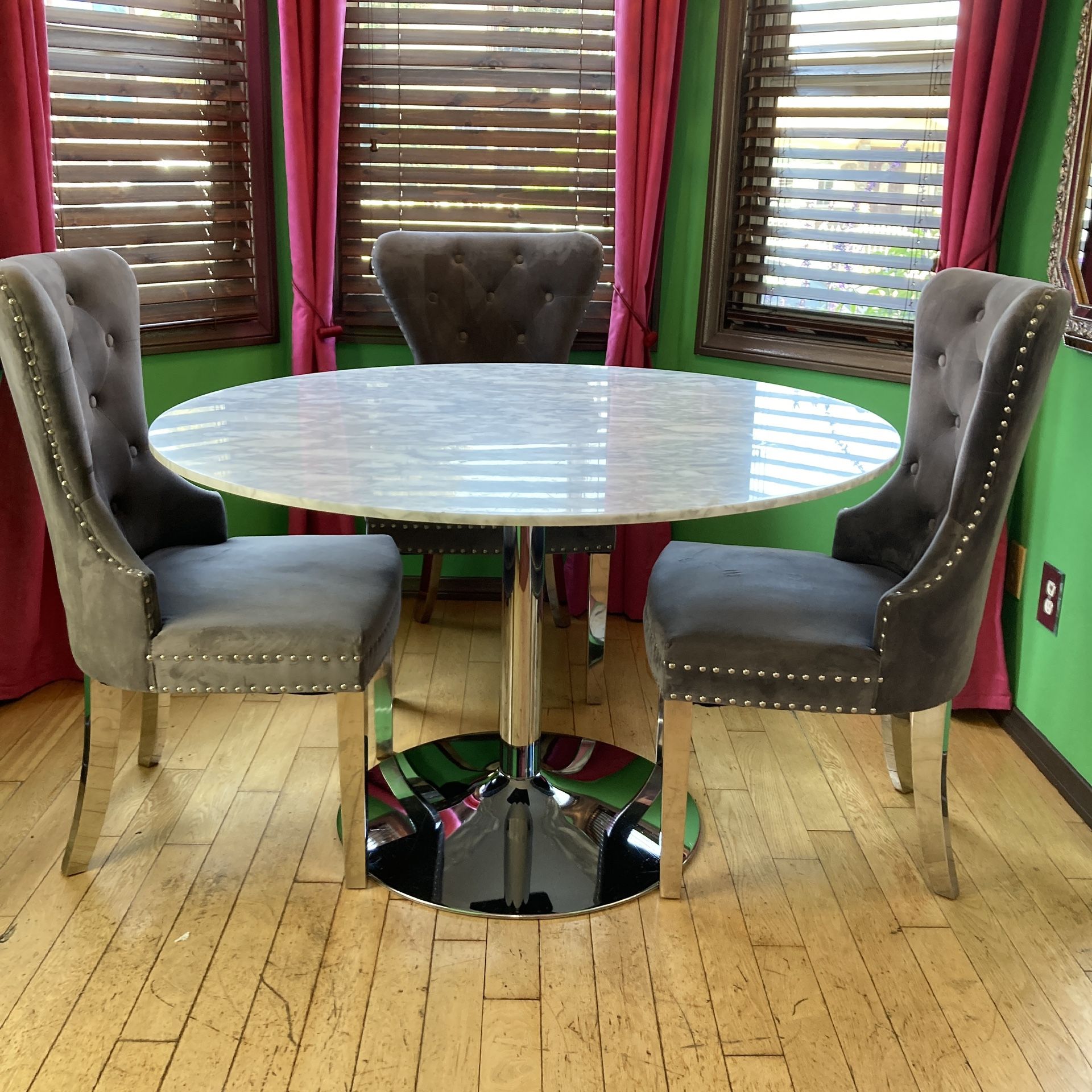 48" 100% Carrera Marble Round Table w/ 4 Wingback Velvet Dining Chairs