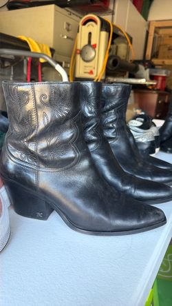Black cowgirl boots