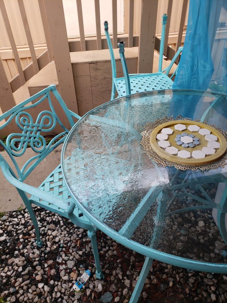 round glass table, 4 chairs with cushions