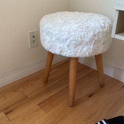 white fluffy stool 