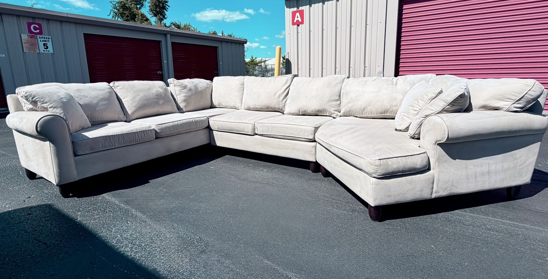 Beautiful large sectional in excellent condition