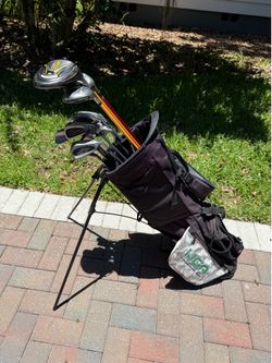 Mens right handed golf club set.  Complete set with ping golf bag
