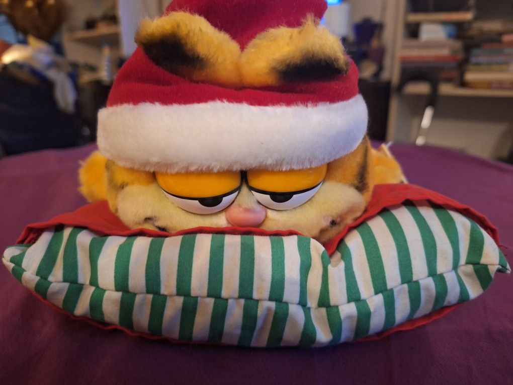 Vintage 1979,1981 Garfield Chrismas Stuffed Animal Still With Tags