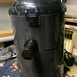 Black & Decker JE-2500  Fruit & Vegetable Juicer, has a crack on the lid doesn’t affect  it comes apart for easy cleaning works   