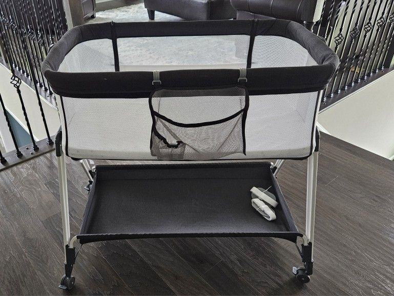 Baby bedside bassinet - adjustable height