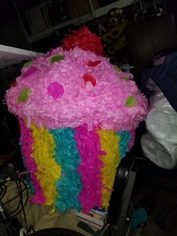 Cup cake pinata for any party