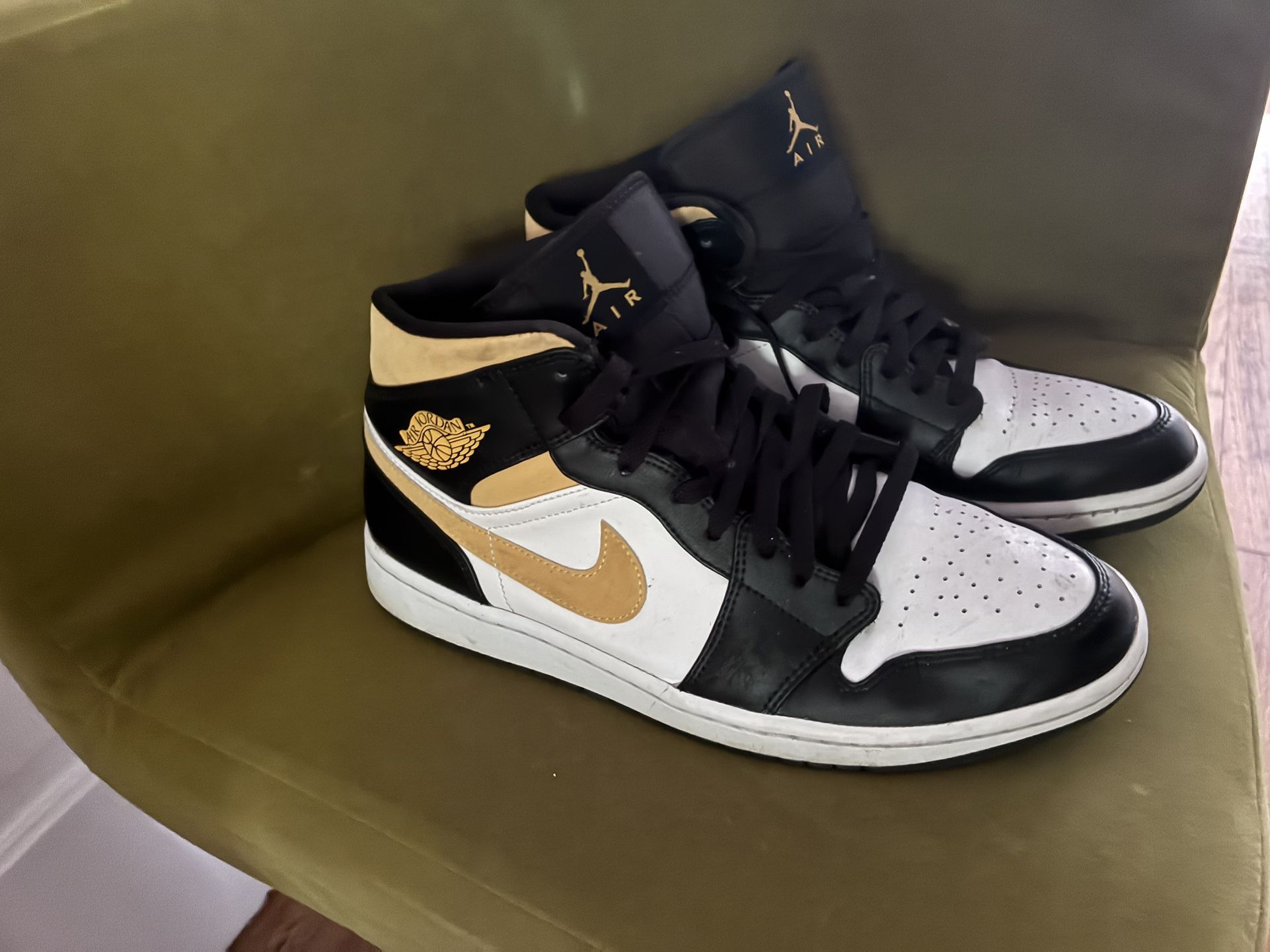Nike Air Jordan 1 Mid “University Gold” – Men’s Size 11.5