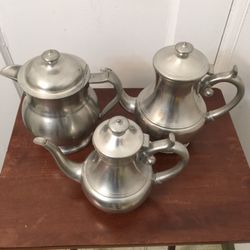 Vintage Woodbury Pewterers Teapot. Great and excellent condition . Size dimension 7”,7” and 8” 