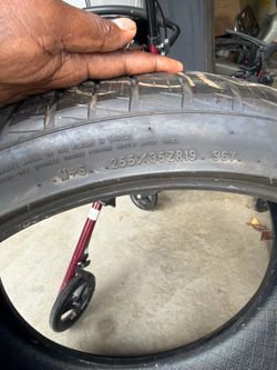 255/35/R19 Tire