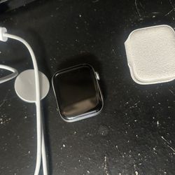 Series 5 Apple Watch With Charger and Watch Pouch 