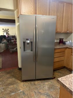 🏡 Moving Sale! Samsung Side-by-Side Refrigerator w/ Ice & Water Dispenser - $300 OBO