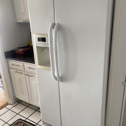 GE Fridge/Freezer French Doors + Ice Maker