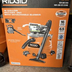 Wet/dry vac with detachable blower