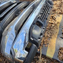 2022-2025 GMC SIERRA 1500 FRONT BUMPER WITH VALANCE SMALL DEMAGED ON THE VALANCE