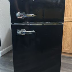 FRIGIDAIRE 3.1 Cu.Ft Refrigerator & Freezer