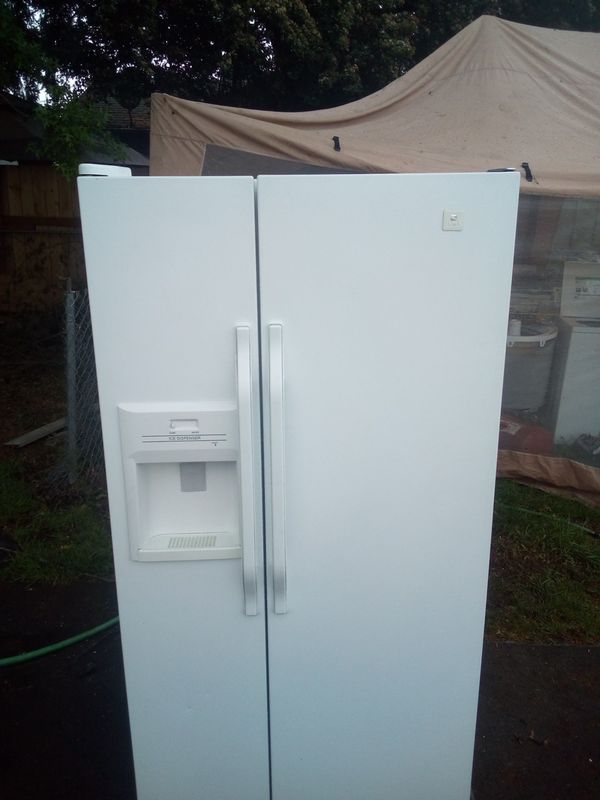 beautiful Maytag sidebyside refrigerator 18 cubic foot water and ice