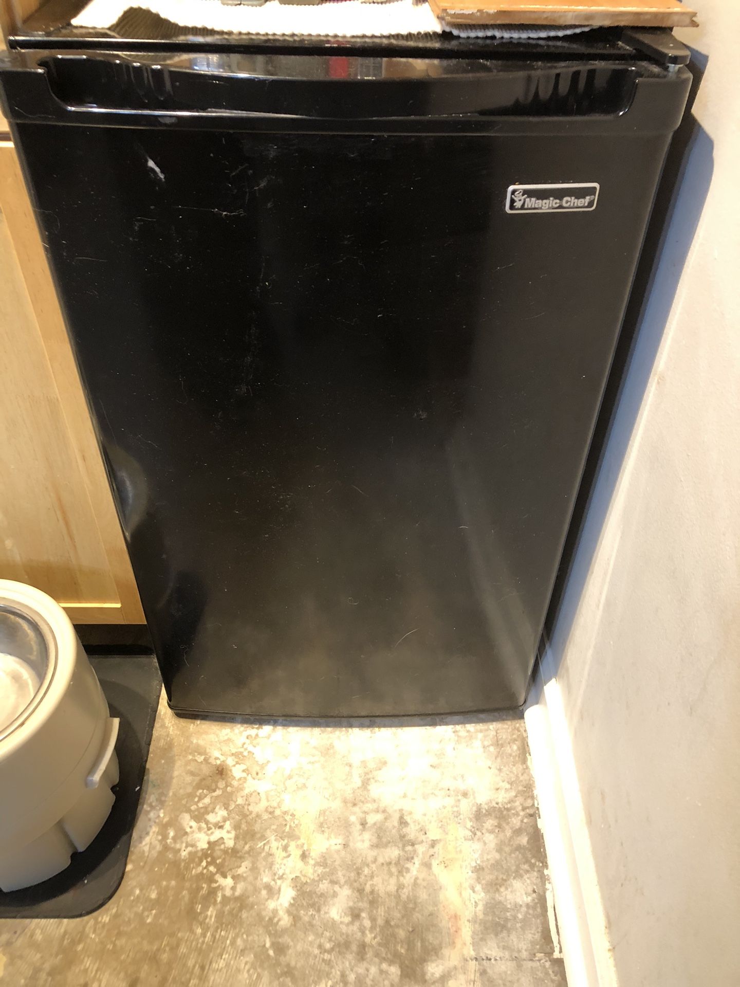 Magic chef mini fridge with freezer