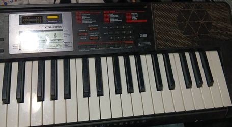 Casio ctk-2090 keyboard with speakers and built in sampler