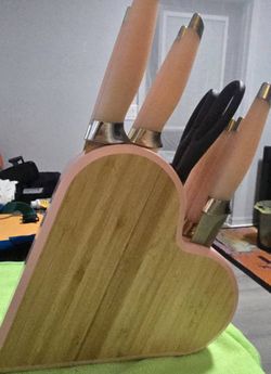 Paris Hilton Pink Heart Knife Block Set 9 Pieces + Shears  $25 (CYPRESS GARDENS)