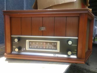 Vintage magnavox tube radio