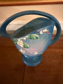Vintage Roseville USA Snowberry Basket in Blue Glaze Vase Excellent Condition 8”h Smoke and pet free household