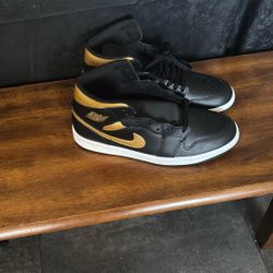Jordan 1 Mid (Black Metallic Gold)