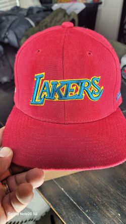 NBA LOS ANGELES LAKERS NORTHERN LIGHTS MITCHELL & NESS RED FITTED MENS HAT 7"