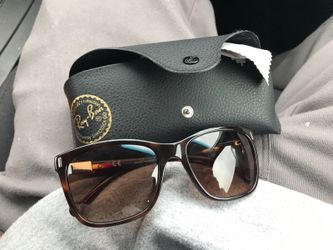 Carolina Herrera women sunglasses with ray ban case must go asap!!