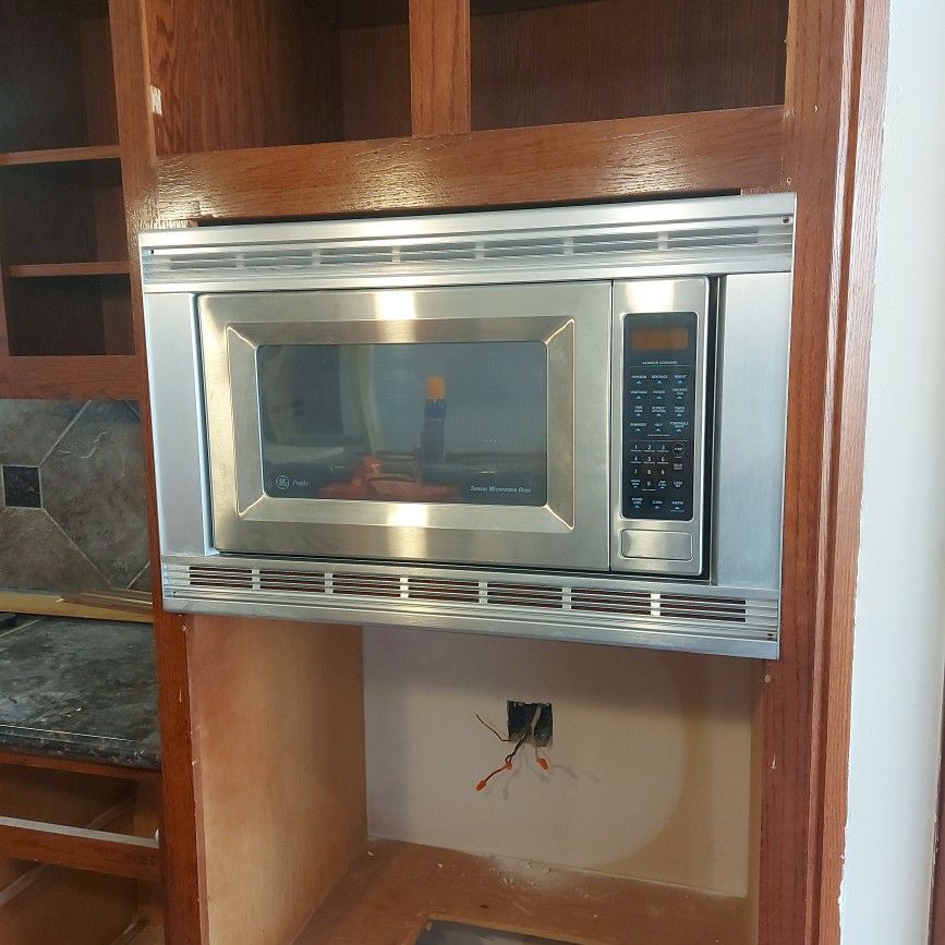 GE - 1.7 Cu. Ft. Over-the-Range Microwave - Black stainless steel  Model:JVMBLTS Z890 for Sale in Webster, TX - OfferUp