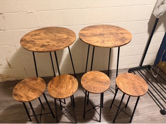 Two high stood bar table with 4 stools