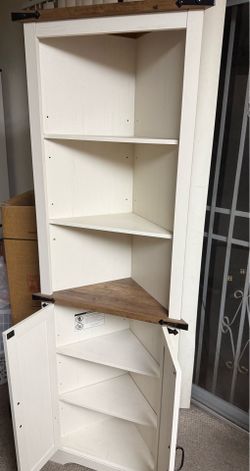 Farmhouse corner book shelf