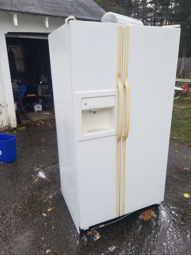 GE Large Refrigerator  With Icemaker..all Works