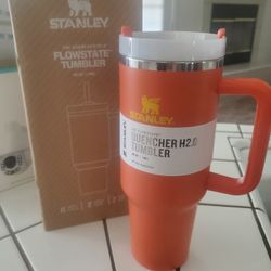 STANLEY Quencher H2.0 FlowState Tumbler 40oz comes new in box (Read Full Description)